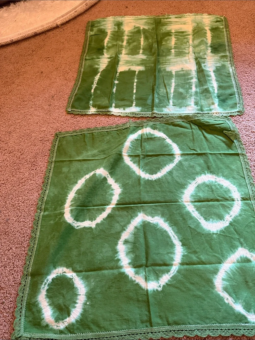 Green Tie-Dye Crochet-Edge fabric napkins